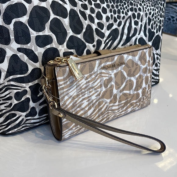 MICHAEL KORS LARGE DOUBLE ZIP WRISTLET WALLET PHONE CASE CLUTCH 
Camel Multi - Picture 6 of 16